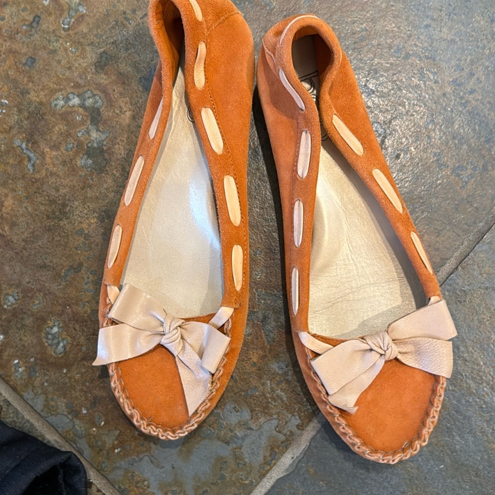 Stylish suede flats